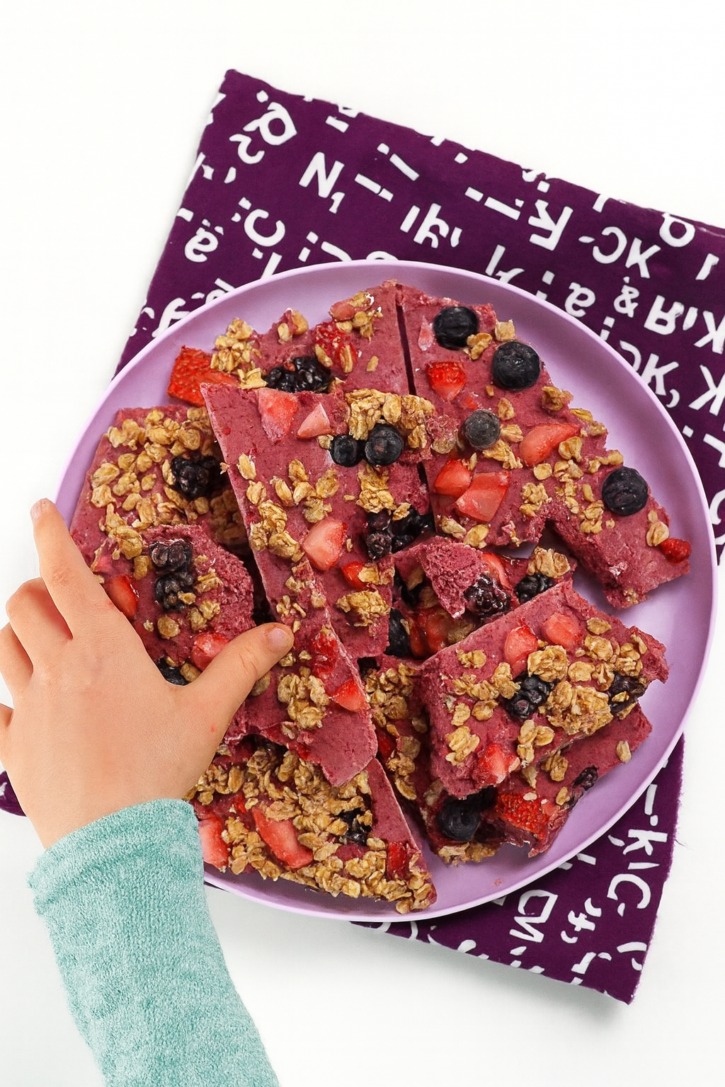 Berry Granola Yogurt Bark – A Healthy & Delicious Snack for 2025